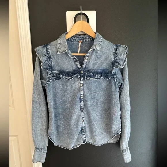 Free People “Samantha Ruffle Buttondown” Denim Shirt
Size XS oversized - Picture 5 of 15